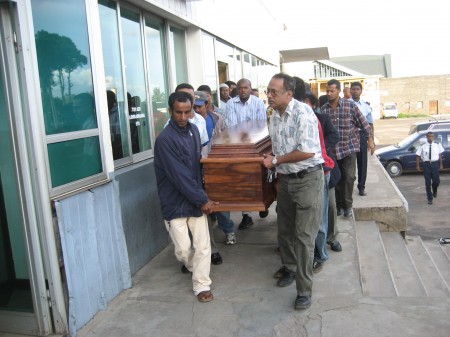 Le cercueil à l'arrivée à l'aéroport d'Ivato